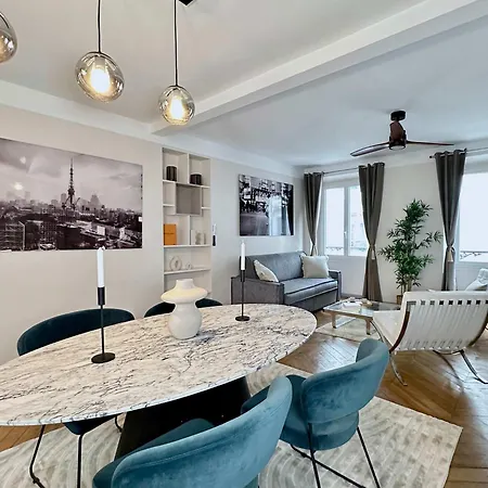 Апартаменты Typical Luxurious Parisian Getaway Париж